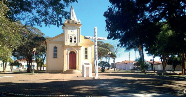 Igreja Matriz Santa Cruz e N. S. Aparecida - Diocese de Guaxupé Paróquias