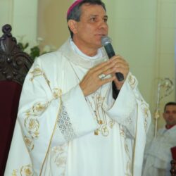 dom lanza celebrando