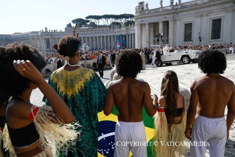 vatican media 3 - Diocese de Guaxupé O Brasil encanta o Papa na Audiência Geral com dança e capoeira
