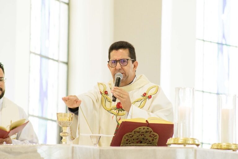Pe. Carlinhos - Diocese de Guaxupé Conheça o Clero