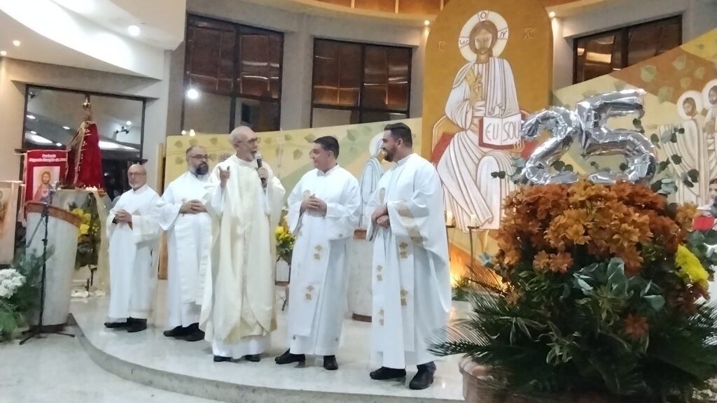 IMG 20241121 203630590 1 - Diocese de Guaxupé Paróquia Sagrado Coração de Jesus celebra Jubileu de Prata com tríduo preparatório e solene celebração