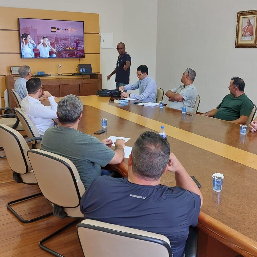 Representantes de Rádios Diocesanas e Emissoras Parceiras se reunem em Guaxupé 3 - Diocese de Guaxupé Representantes de Rádios Diocesanas e Emissoras Parceiras se reunem em Guaxupé