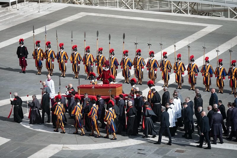 Milhares de fiéis se reúnem na Praça São Pedro para o último adeus ao Santo Padre 2 - Diocese de Guaxupé 491453402 18116025931465843 5977992243800612511 n - Diocese de Guaxupé Milhares de fiéis se reúnem na Praça São Pedro para o último adeus ao Santo Padre