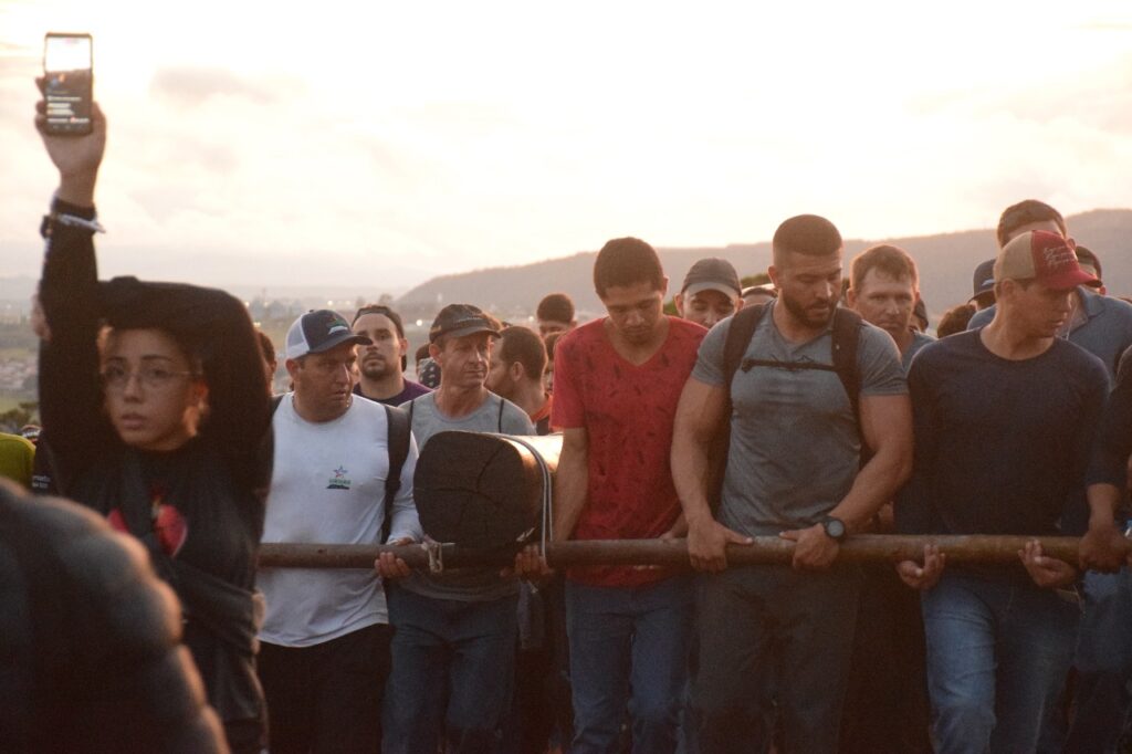 Fé que move montanhas: Paróquias de Alpinópolis se unem em caminhada histórica até a Serra da Ventania 8 - Diocese de Guaxupé WhatsApp Image 2025 04 06 at 13.44.07 1 - Diocese de Guaxupé Fé que move montanhas: Paróquias de Alpinópolis se unem em caminhada histórica até a Serra da Ventania