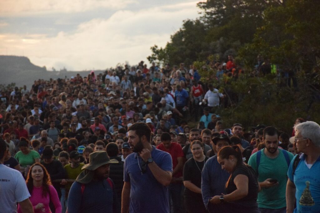 Fé que move montanhas: Paróquias de Alpinópolis se unem em caminhada histórica até a Serra da Ventania 1 - Diocese de Guaxupé WhatsApp Image 2025 04 06 at 13.44.07 - Diocese de Guaxupé Fé que move montanhas: Paróquias de Alpinópolis se unem em caminhada histórica até a Serra da Ventania