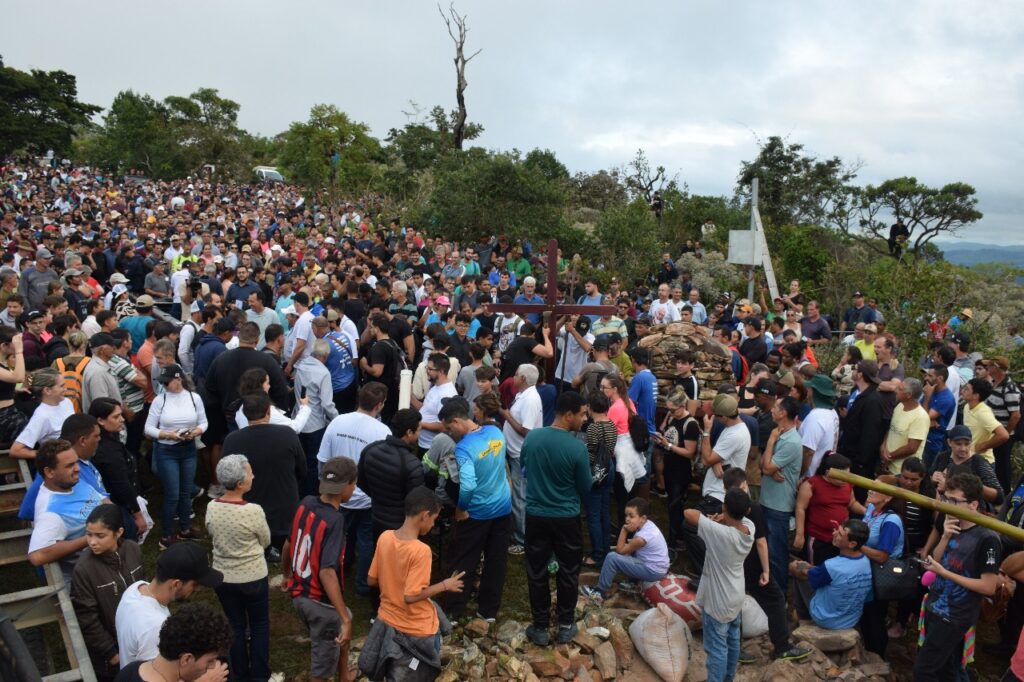 Fé que move montanhas: Paróquias de Alpinópolis se unem em caminhada histórica até a Serra da Ventania 7 - Diocese de Guaxupé WhatsApp Image 2025 04 06 at 13.44.07 2 - Diocese de Guaxupé Fé que move montanhas: Paróquias de Alpinópolis se unem em caminhada histórica até a Serra da Ventania
