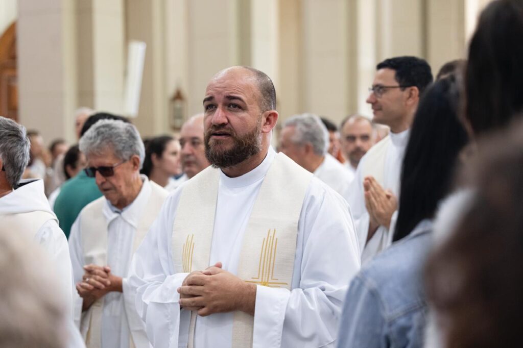 Missa da Unidade e Bênção dos Santos Óleos reúne fiéis na Catedral Nossa Senhora das Dores 1 - Diocese de Guaxupé WhatsApp Image 2025 04 17 at 12.40.04 1 - Diocese de Guaxupé Missa da Unidade e Bênção dos Santos Óleos reúne fiéis na Catedral Nossa Senhora das Dores