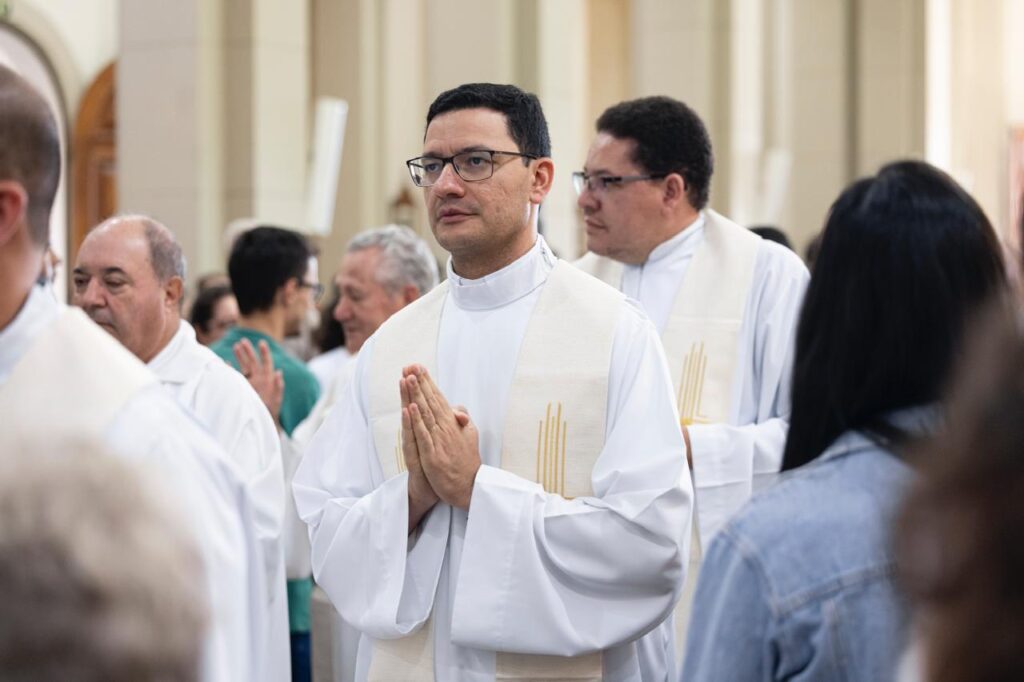 Missa da Unidade e Bênção dos Santos Óleos reúne fiéis na Catedral Nossa Senhora das Dores 8 - Diocese de Guaxupé WhatsApp Image 2025 04 17 at 12.40.04 - Diocese de Guaxupé Missa da Unidade e Bênção dos Santos Óleos reúne fiéis na Catedral Nossa Senhora das Dores