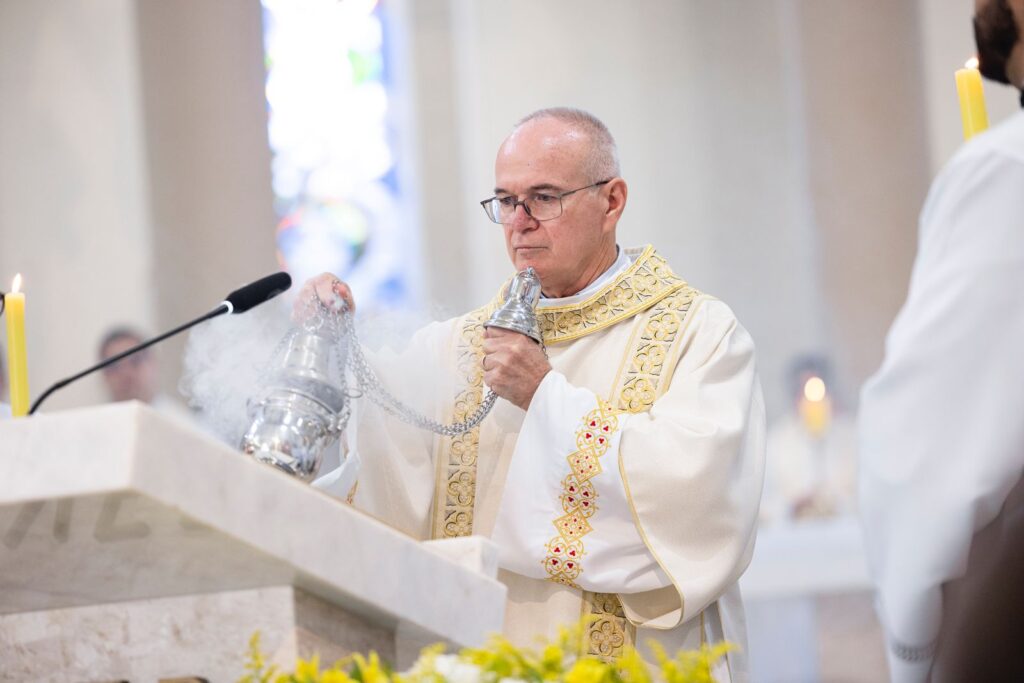 Missa da Unidade e Bênção dos Santos Óleos reúne fiéis na Catedral Nossa Senhora das Dores 9 - Diocese de Guaxupé WhatsApp Image 2025 04 17 at 16.36.35 - Diocese de Guaxupé Missa da Unidade e Bênção dos Santos Óleos reúne fiéis na Catedral Nossa Senhora das Dores