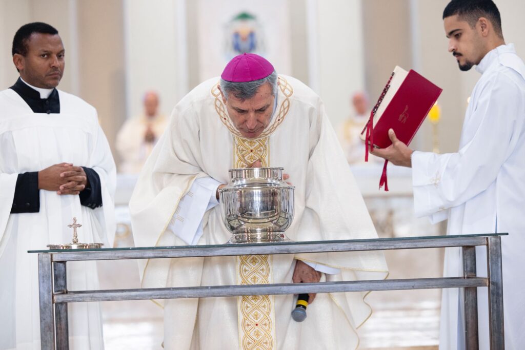 Missa da Unidade e Bênção dos Santos Óleos reúne fiéis na Catedral Nossa Senhora das Dores 7 - Diocese de Guaxupé WhatsApp Image 2025 04 17 at 16.36.37 - Diocese de Guaxupé Missa da Unidade e Bênção dos Santos Óleos reúne fiéis na Catedral Nossa Senhora das Dores