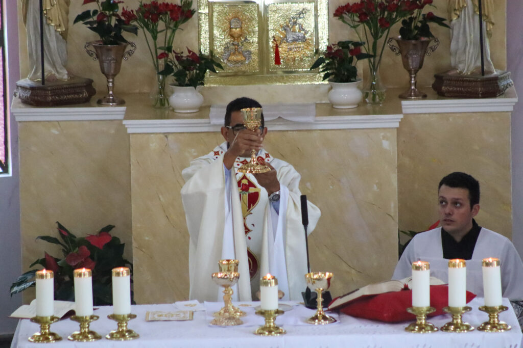 Clero da Diocese de Guaxupé se reune no dia do Sagrado Coração de Jesus para oração pela santificação do Clero 11 - Diocese de Guaxupé IMG 0079 1 - Diocese de Guaxupé Clero da Diocese de Guaxupé se reune no dia do Sagrado Coração de Jesus para oração pela santificação do Clero