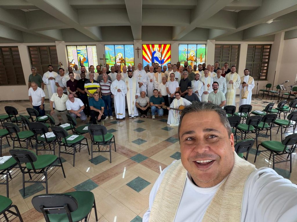 Clero da Diocese de Guaxupé participa de Formação Permanente com Dom Walter Magno sobre o Diaconado Permanente 3 - Diocese de Guaxupé WhatsApp Image 2026 10 01 at 11.44.46 1 - Diocese de Guaxupé Clero da Diocese de Guaxupé participa de Formação Permanente com Dom Walter Magno sobre o Diaconado Permanente