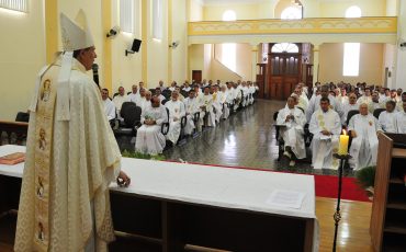 Dom José Lanza com o parte do clero diocesano